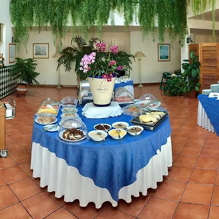 Albatroz & Yacht Club Santa Cruz (Madeira)